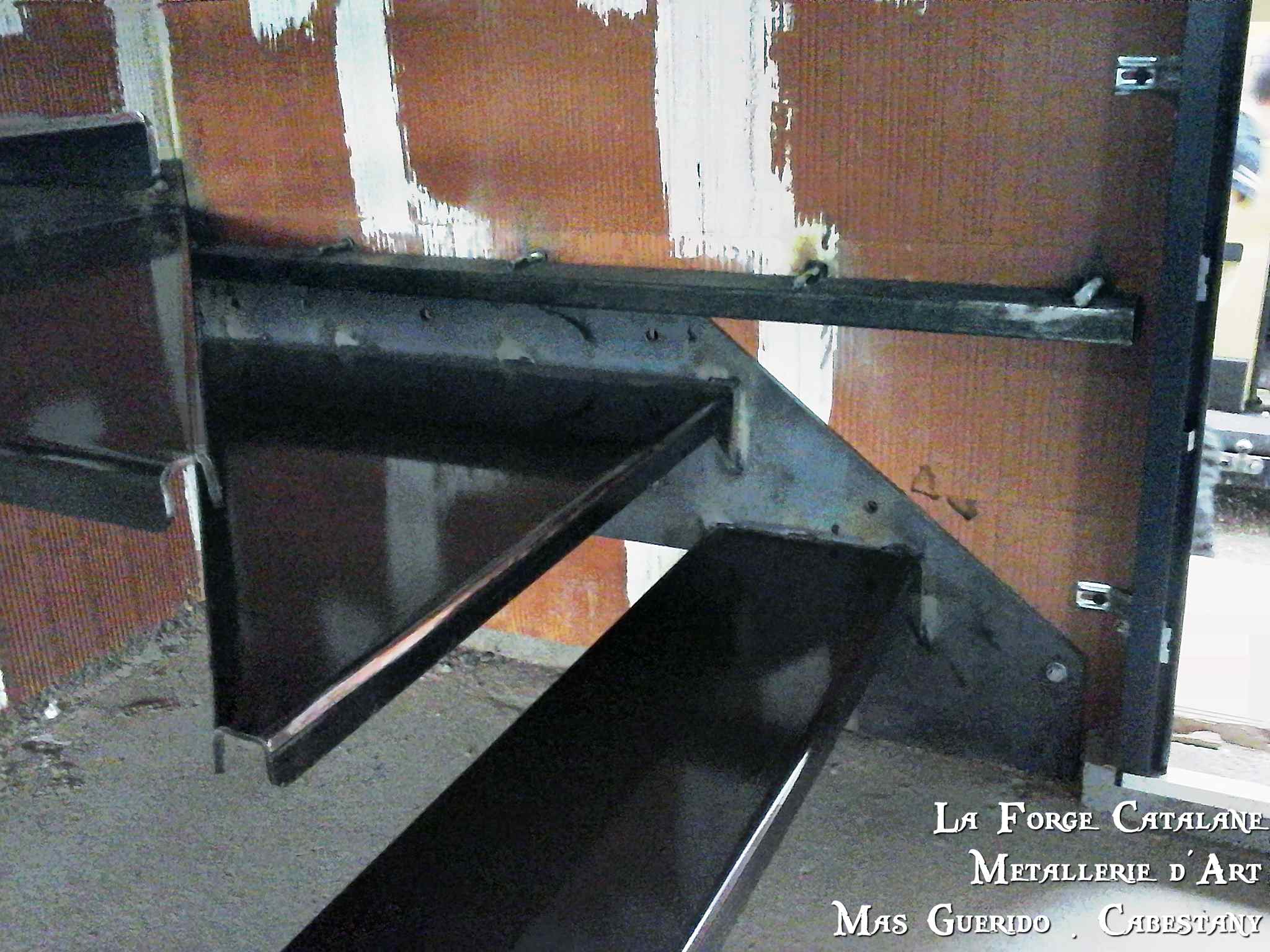 escalier marches supendues tole fer pliage quart tournant forge catalane 3.jpg